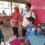 Kades Tlajung Udik Pantau Pelaksanaan Vaksinasi di Kolam Renang Gria Bukit Jaya