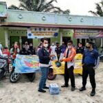 Polsek Tempilang Bersama Komunitas Motor Honda Bagi Bantuan Sembako Kepada Masyarakat
