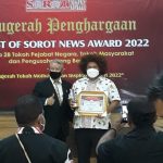 Mananwir Paul Finsen Mayor : Ketua DAP Wilayah III Doberay Papua Barat, Mendapat Penghargaan Award