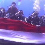 Pengibaran Bendera Merah Putih Di Dasar Laut Pantai Tulamben Bali